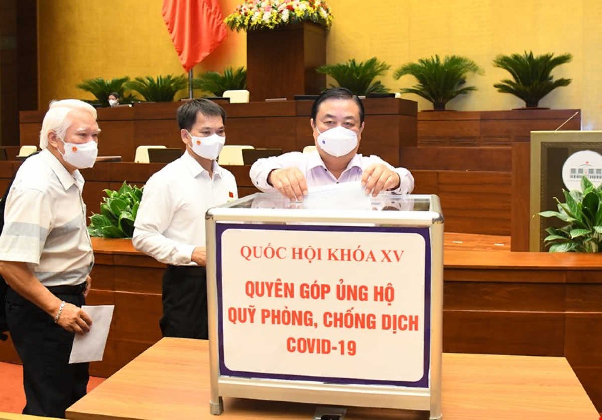 Sáng 24/7, các đại biểu Quốc hội tham gia ủng hộ quỹ vắc-xin Covid-19 tại hội trường Diên Hồng