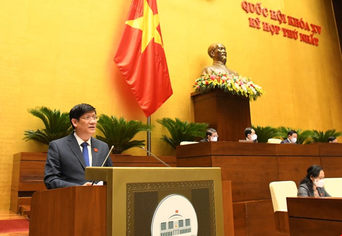 Bộ trưởng Bộ Y tế nhiệm kỳ 2016-2021 Nguyễn Thanh Long, thừa ủy quyền của Thủ tướng Chính phủ, trình bày Tờ trình về tăng cường công tác phòng, chống dịch Covid-19 trong thời gian tới.