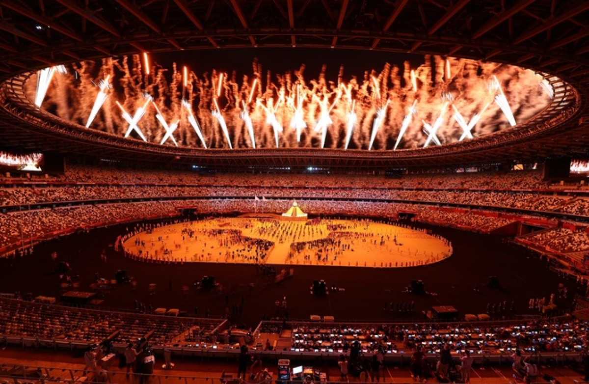 Ngọn đuốc Olympic rực sáng trên sân vận động quốc gia Tokyo