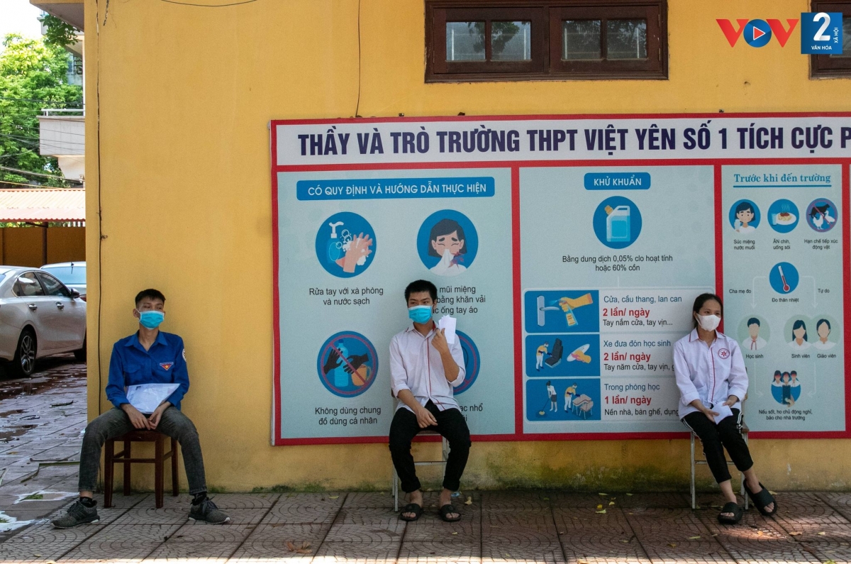 Một số thí sinh tại điểm thi trường THPT Việt Yên 1 nhiệt độ cơ thể trên 37 độ phải ngồi chờ theo dõi