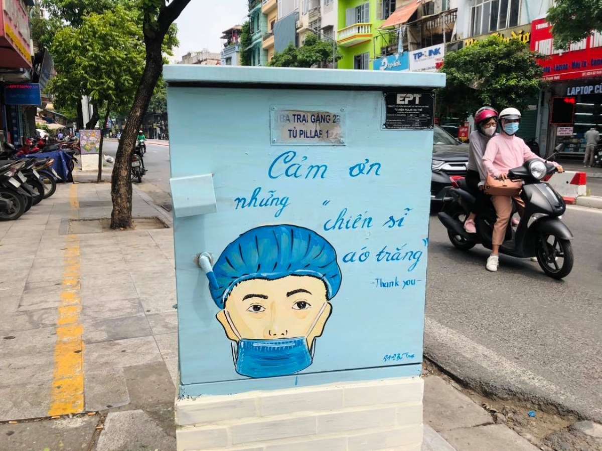 Những bốt điện trên tuyến phố Lê Thanh Nghị đã được "khoác áo mới" với những bức thông điệp truyền thông ý nghĩa