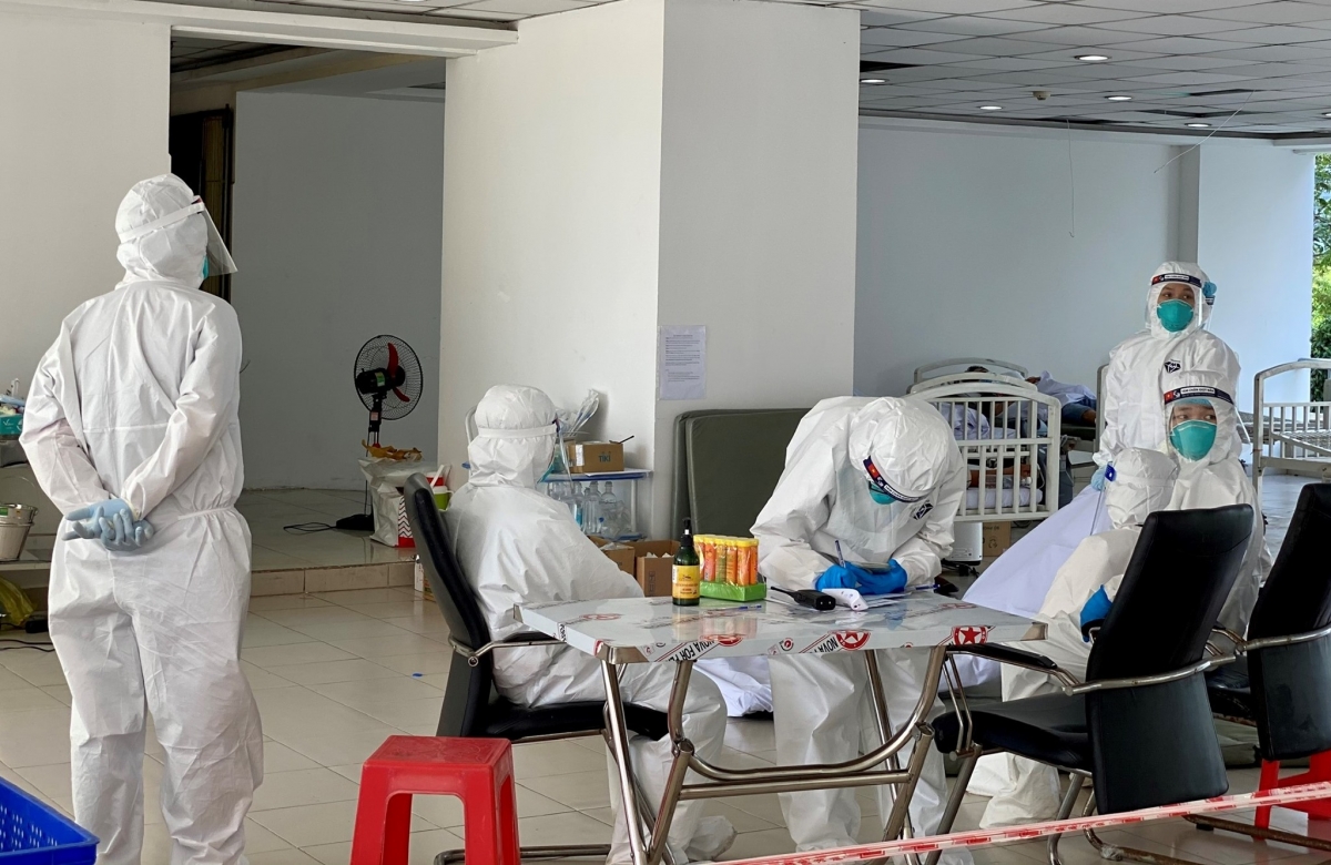 Các nhân viên y tế đang làm việc tại Bệnh viện dã chiến TP HCM
