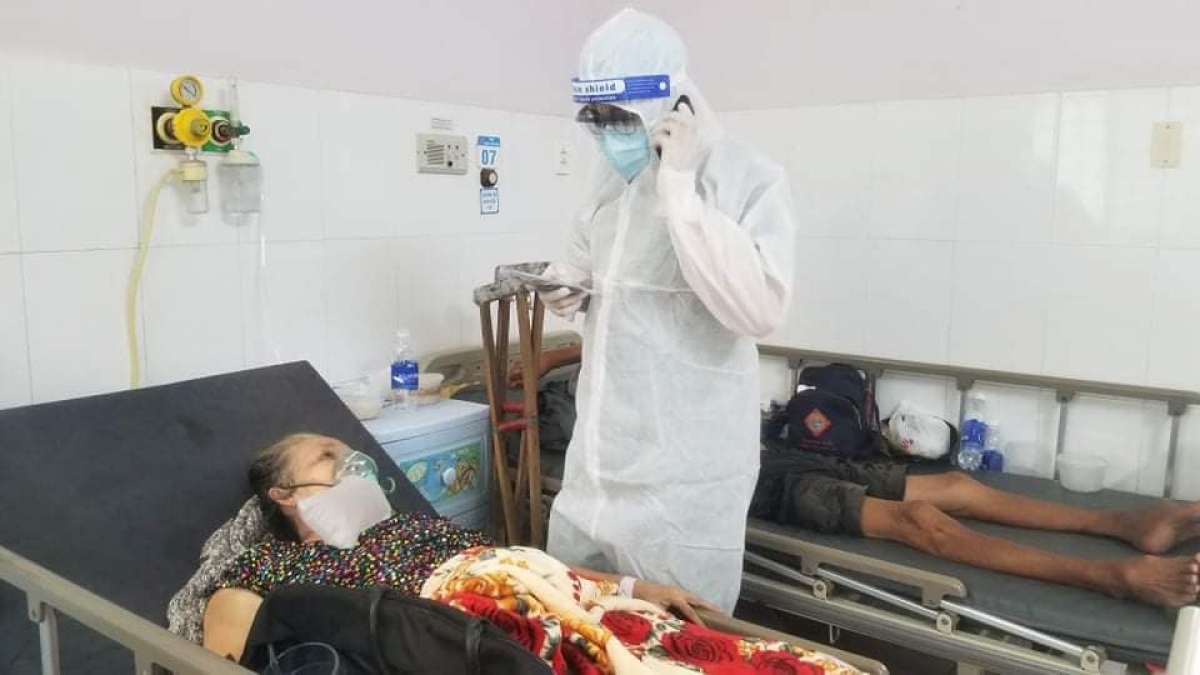 BS Nguyễn Bá Tùng kết nối bà Thạnh với con gái bà đang điều trị ở bệnh viện khác