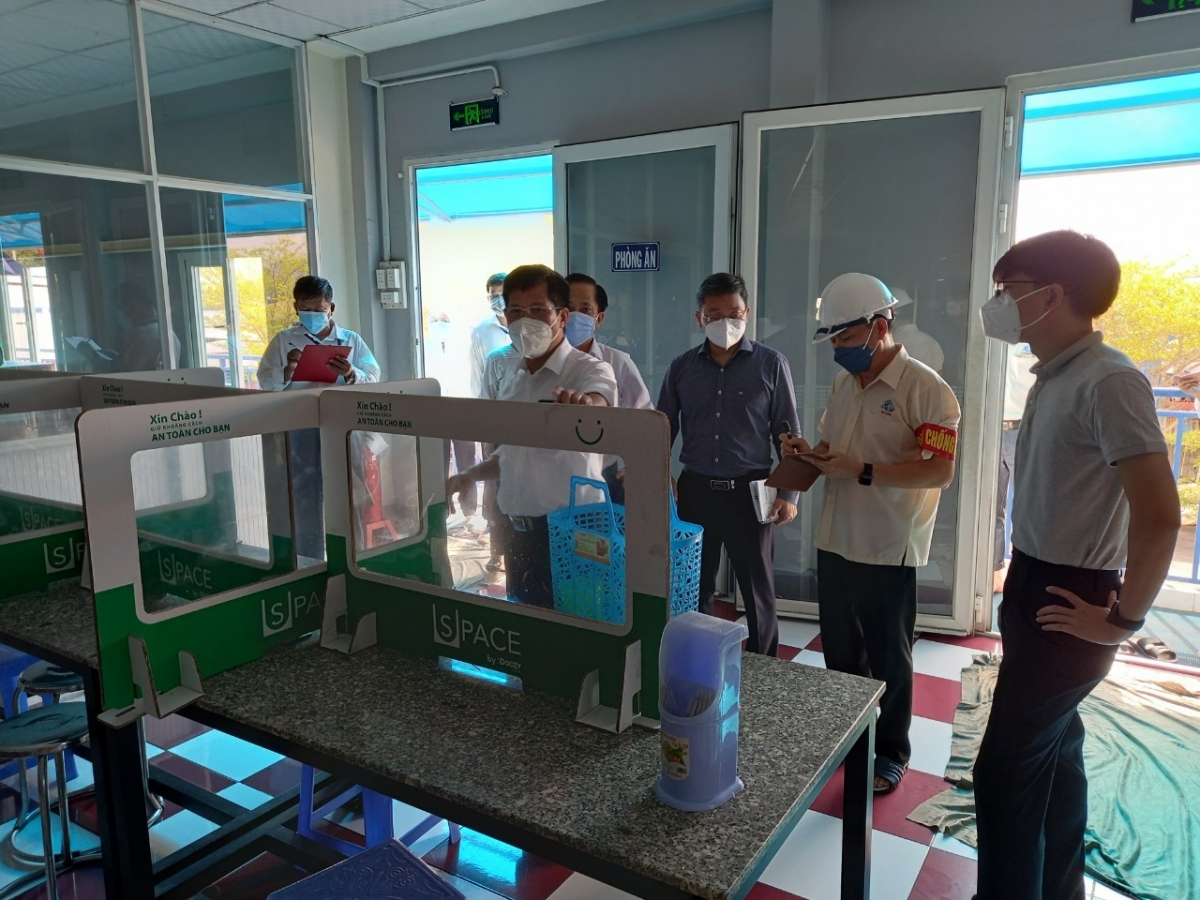 Tổ công tác của Bộ Y tế kiểm tra nhà ăn của một công ty tại huyện Bình Chánh