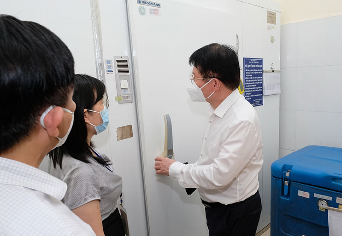 Thứ trưởng Trương Quốc Cường đi kiểm tra kho dự trữ vaccine tại CDC Hà Nội.