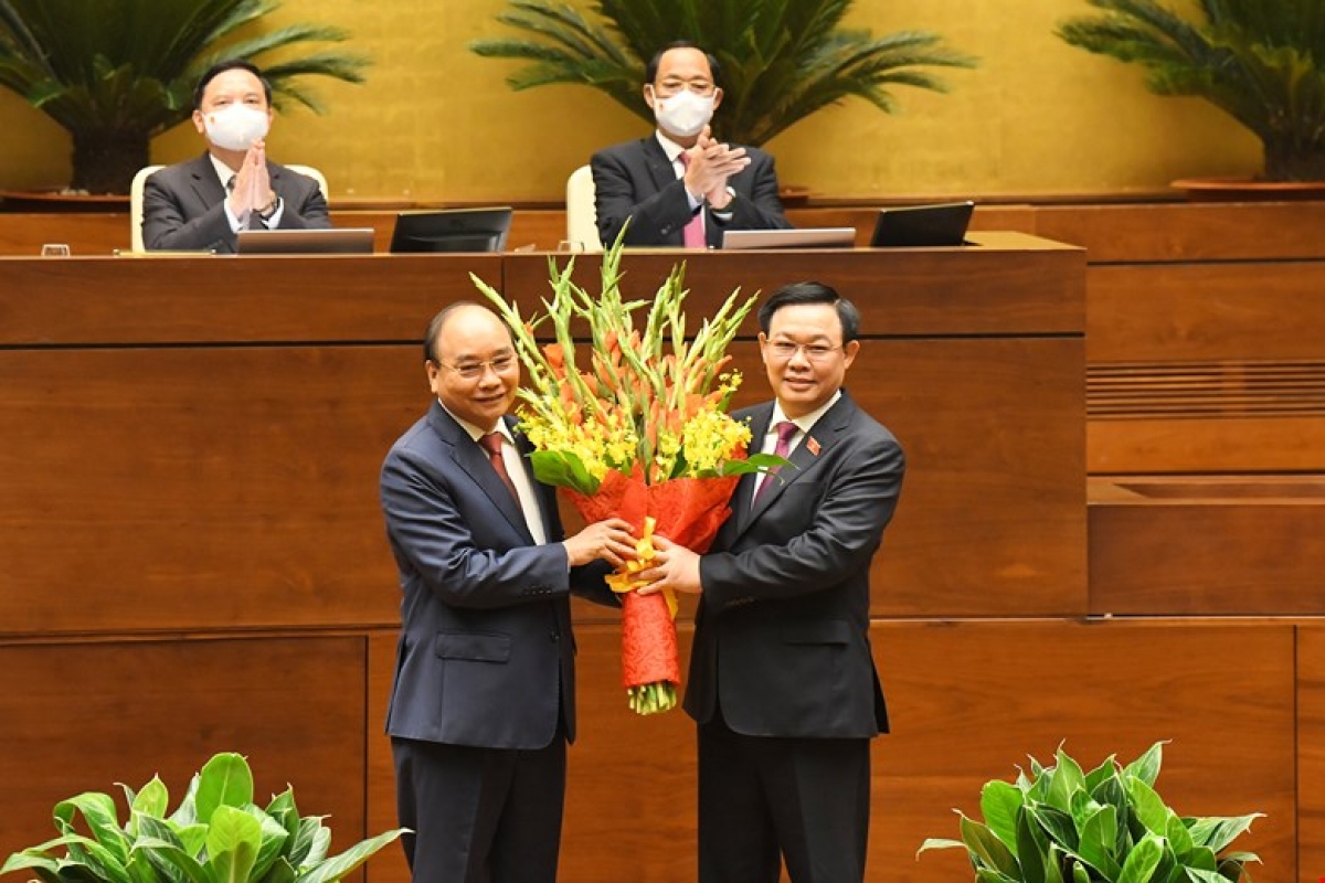 Chủ tịch Quốc hội Vương Đình Huệ tặng hoa chúc mừng Chủ tịch nước Nguyễn Xuân Phúc