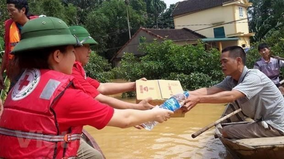 Hội Chữ thập đỏ tham gia cứu trợ người dân trong những đợt bão, lũ