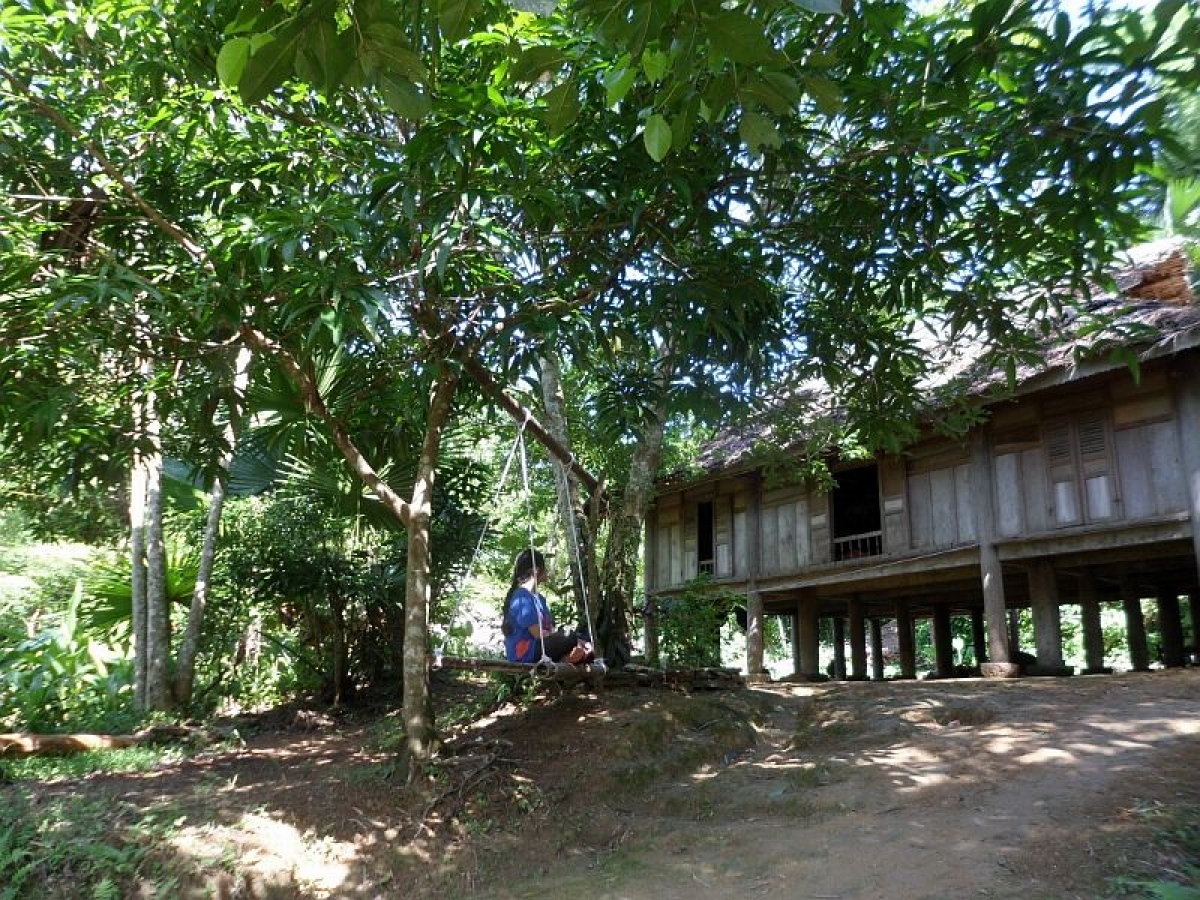 Những ngôi nhà sàn rợp bóng cây ở gần Thác Mu - điểm dừng chân thú vị với du khách