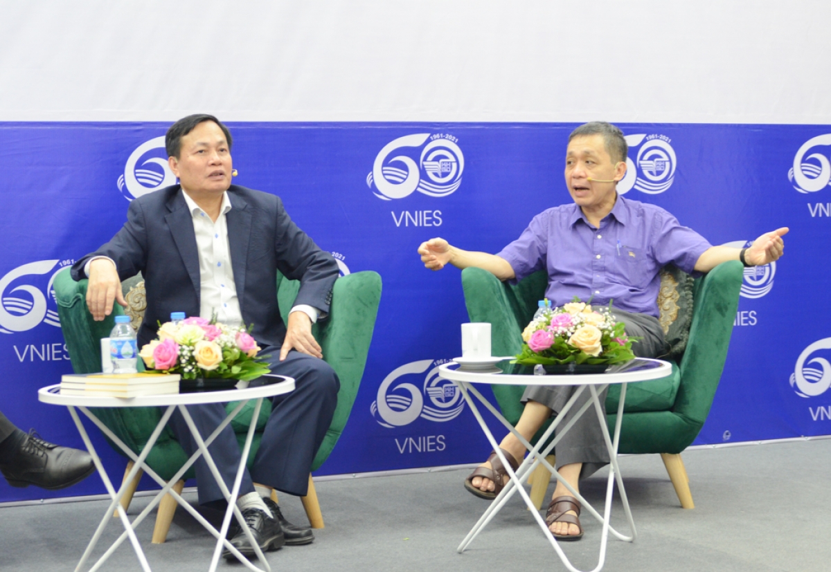 GS. TS Nguyễn Hữu Đức (bên trái), Nguyên Phó Giám đốc Đại học Quốc gia Hà Nội, thảo luận cùng TS Lê Đông Phương (bên phải)