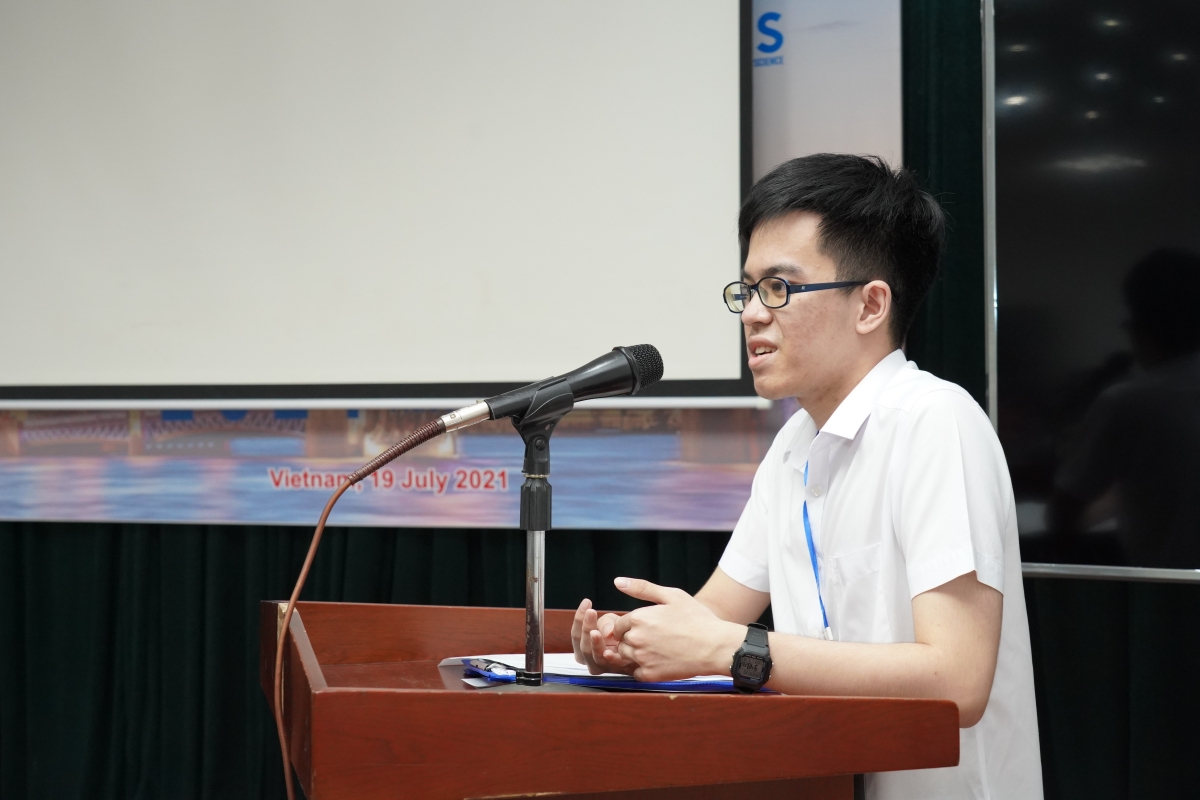 Em Trương Tuấn Nghĩa, lớp 12A1 Toán, trường THPT chuyên Khoa học Tự nhiên (ĐHKHTN-ĐHQGHN), huy chương vàng IMO 2020 đại diện cho các bạn lên phát biểu tại Lễ khai mạc IMO