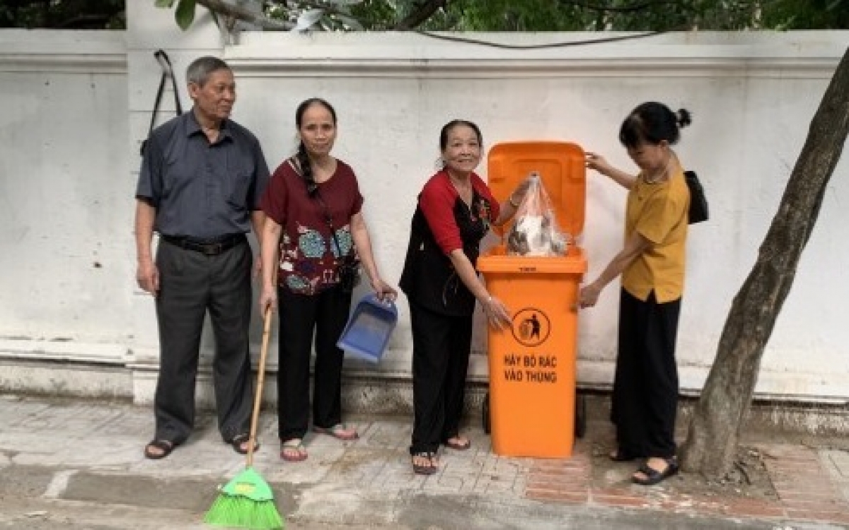 Bà Đào Thị Hoa (thứ hai từ phải sang) cùng nhân dân tham gia dọn dẹp vệ sinh môi trường