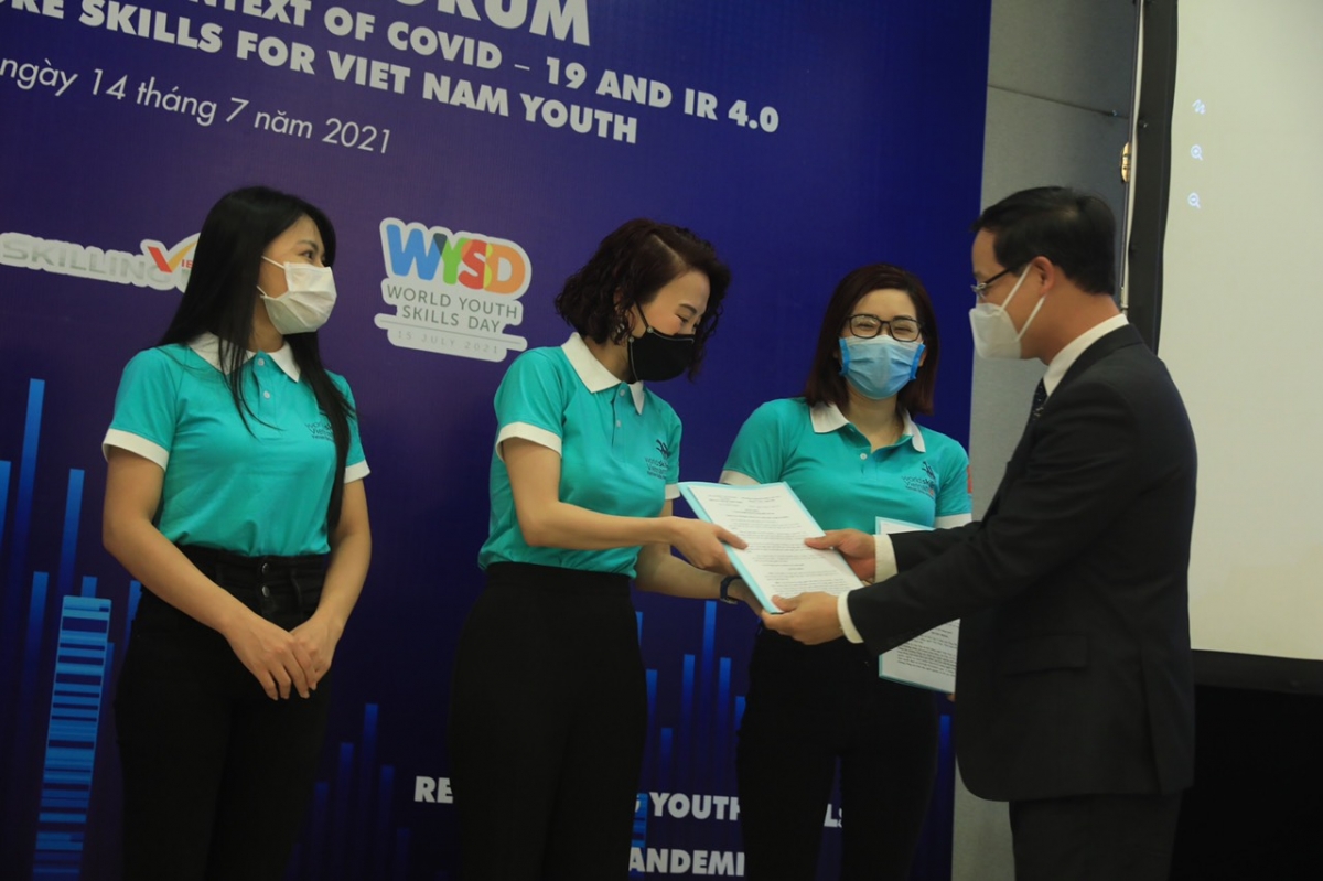Ông Trương Anh Dũng, Tổng cục trưởng Tổng cục Giáo dục Nghề nghiệp (Bộ LĐ-TB&amp;XH) trao quyết định bổ nhiệm đại sứ Kỹ năng nghề Việt Nam năm 2021