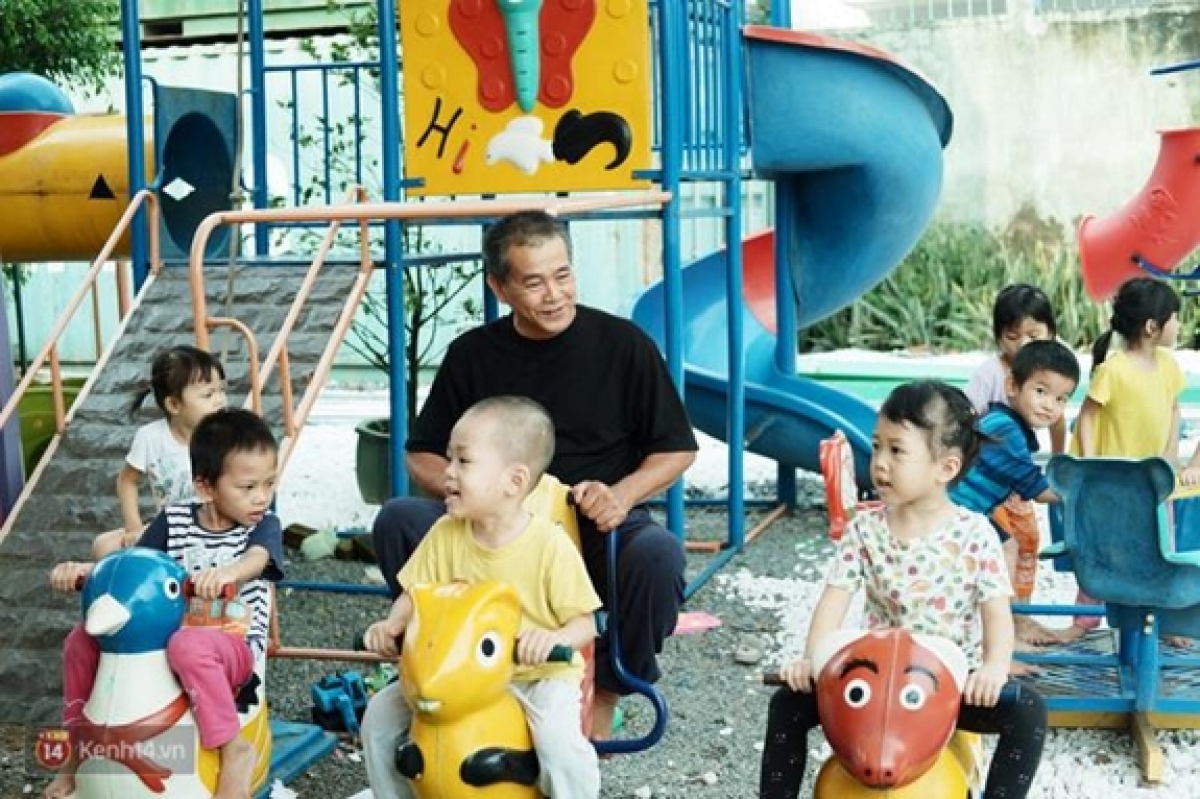 Cựu chiến binh Bùi Công Hiệp vui chơi cùng các cháu ở cơ sở Bảo trợ trẻ em Thiên Thần
