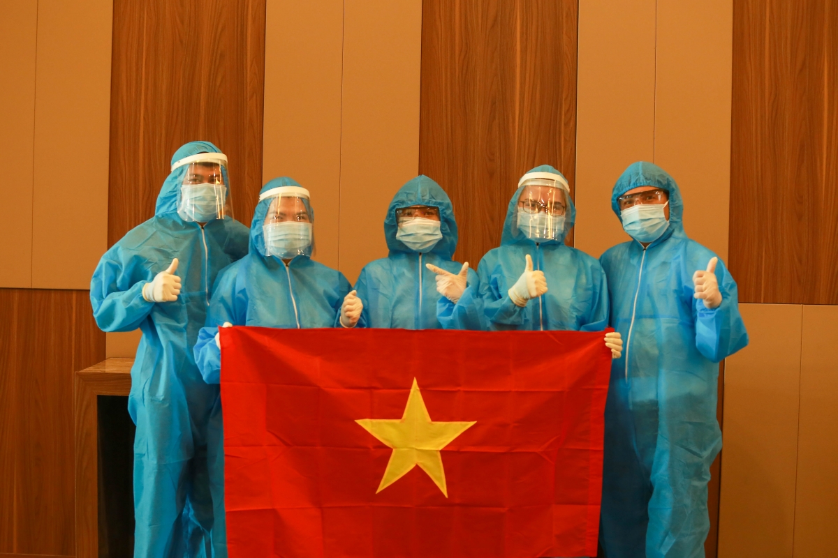 Các nhân viên CDC Khánh Hòa thực hiện test Covid-19 cho đoàn VBA