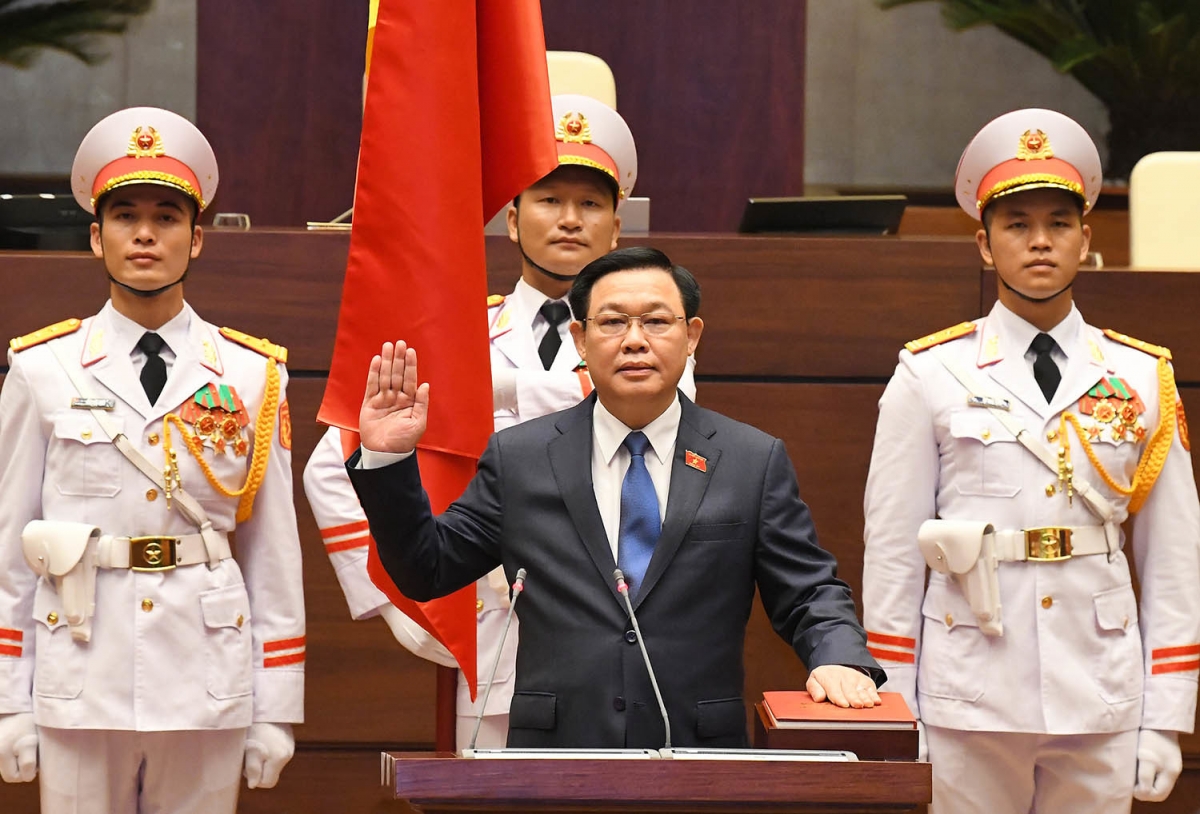 Chiều 20/07, Quốc hội đã bầu ông Vương Đình Huệ, Ủy viên Bộ chính trị, Chủ tịch Quốc hội khóa XIV giữ chức Chủ tịch Quốc hội khóa XV.