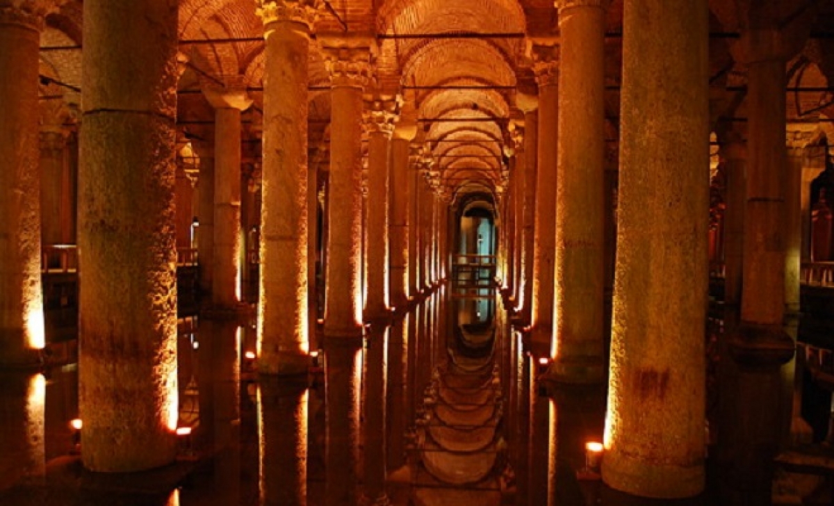 Cung điện nước Basilica Cistern, nơi trữ nước sạch cho cả thành phố Istanbul