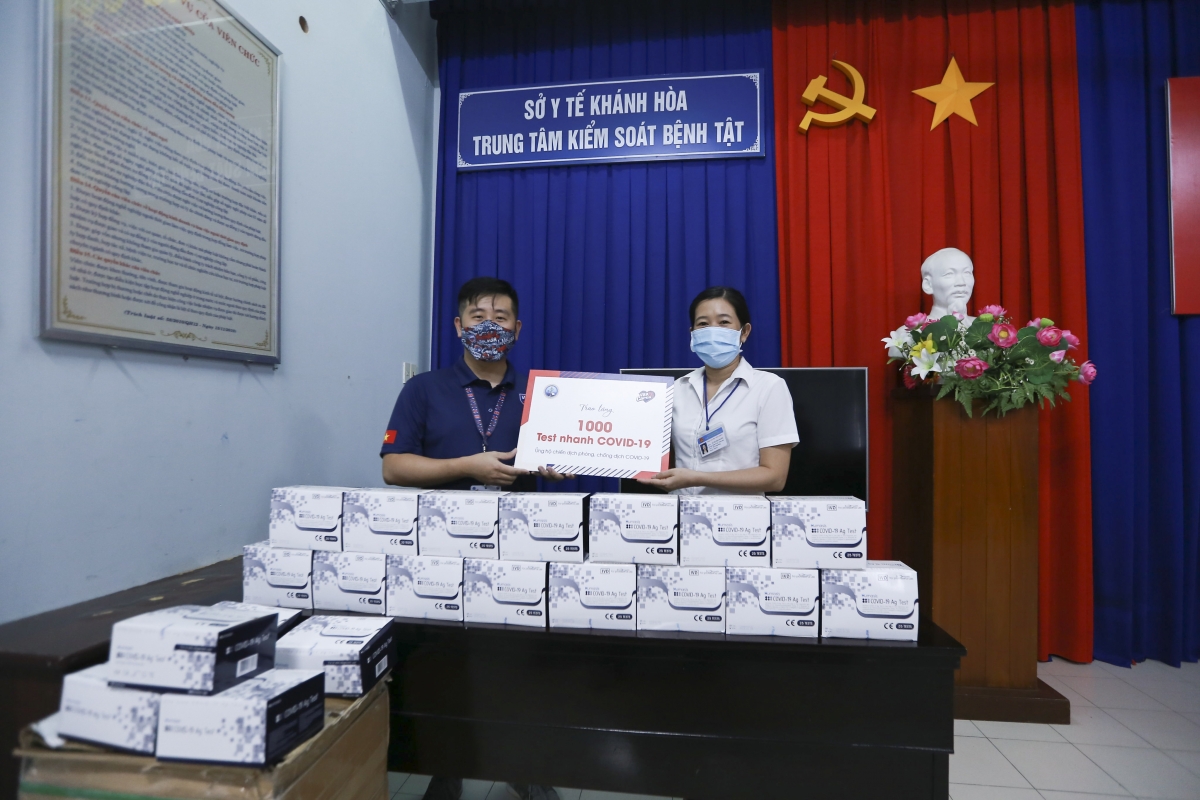 Đại diện CDC Khánh Hòa nhận 1000 test nhanh Covid-19 từ BTC VBA