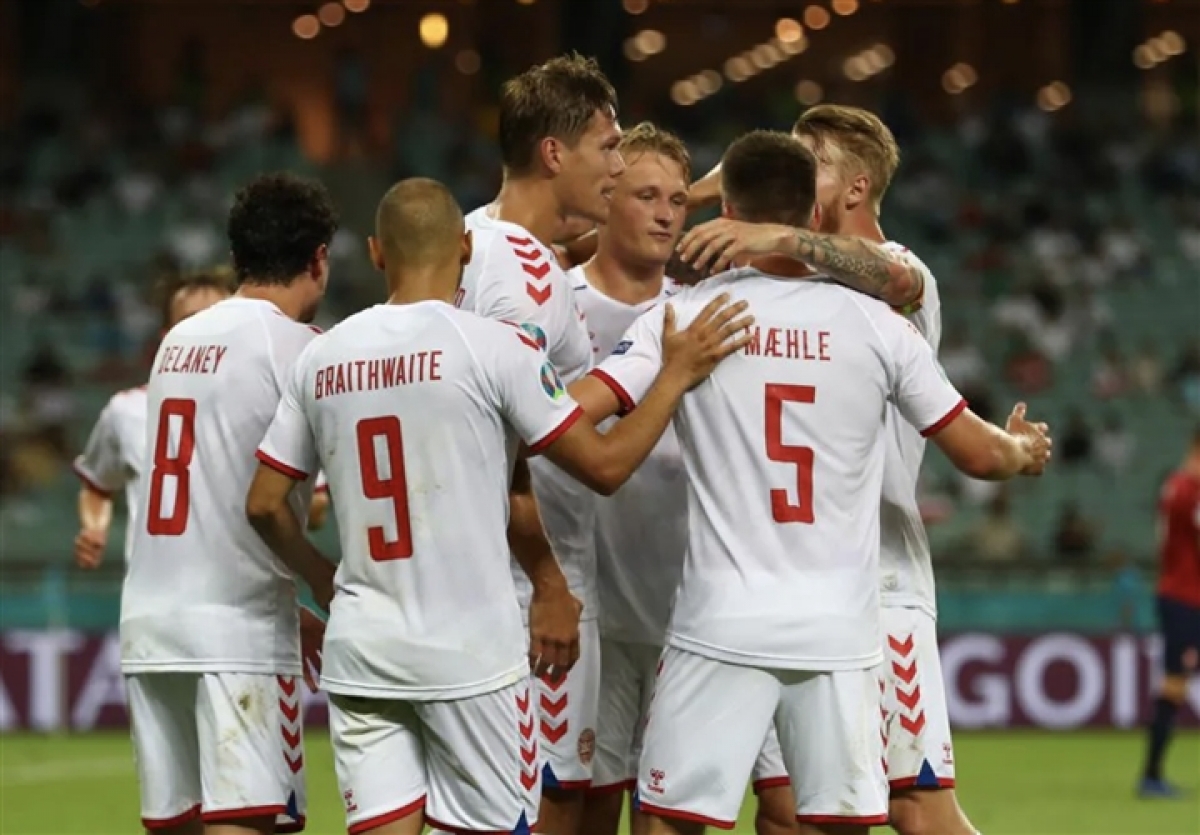 Các cầu thủ Đan Mạch chia sẻ niềm vui khi bước vào Bán kết EURO 2020
