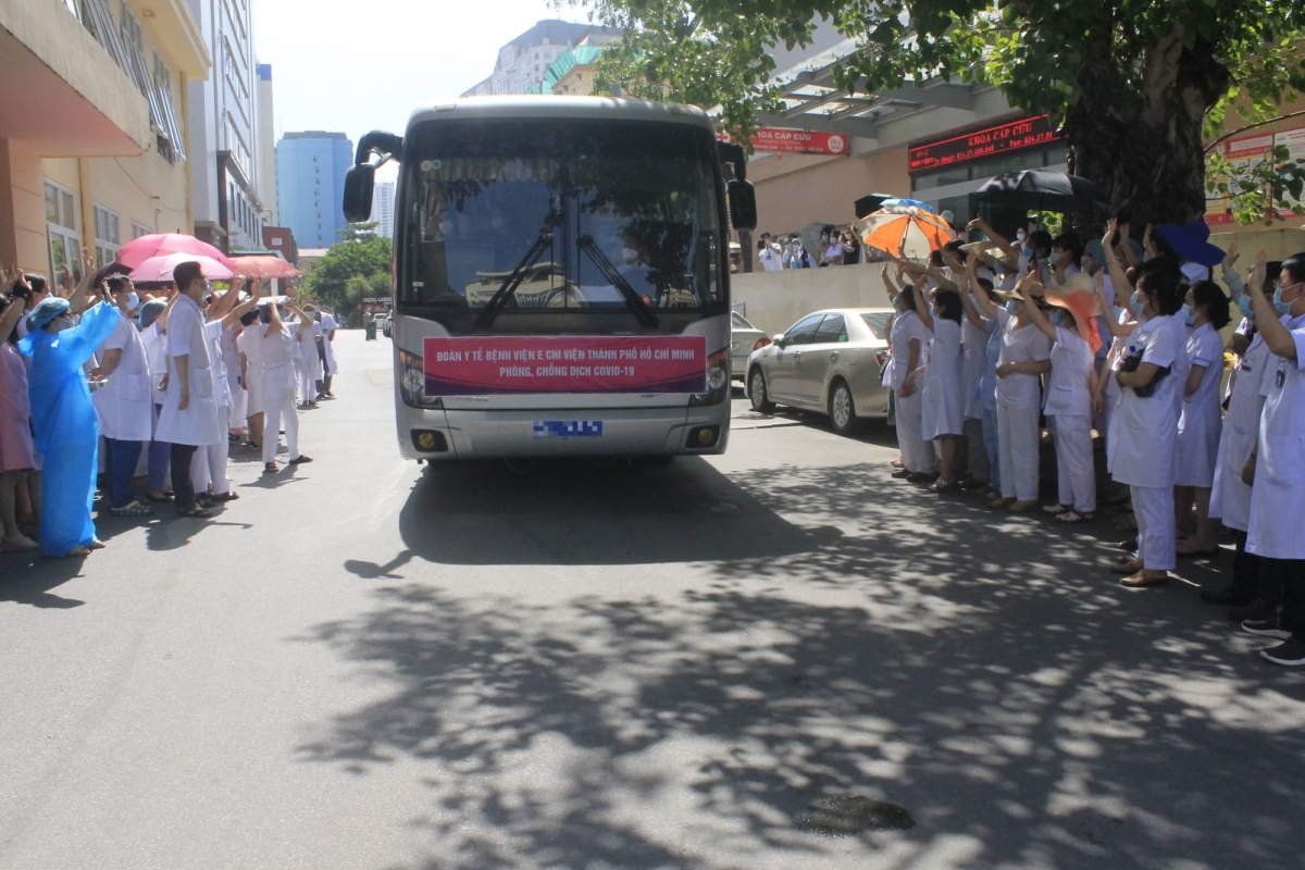 Đoàn cán bộ y tế Bệnh viện E lên đường chi viện chống dịch tại TP. HCM