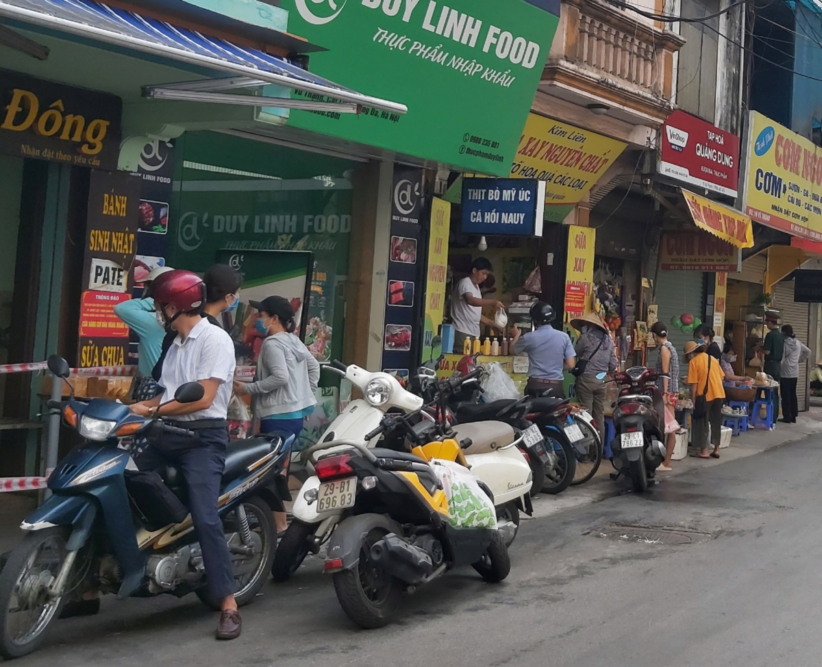 Người dân Hà Nội trực tiếp đi chợ, mua hàng, không đảm bảo giãn cách xã hội
(Ảnh PV VOV2 chụp sáng 26/7) 