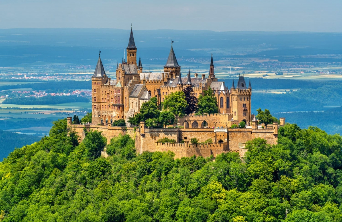 Lâu đài Hohenzollern nằm trên đỉnh một vách đá hình nón dựng đứng 