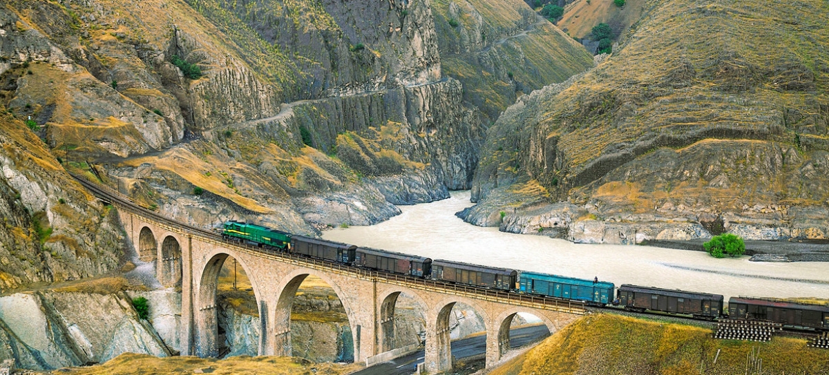 Tuyến đường sắt chạy xuyên Iran