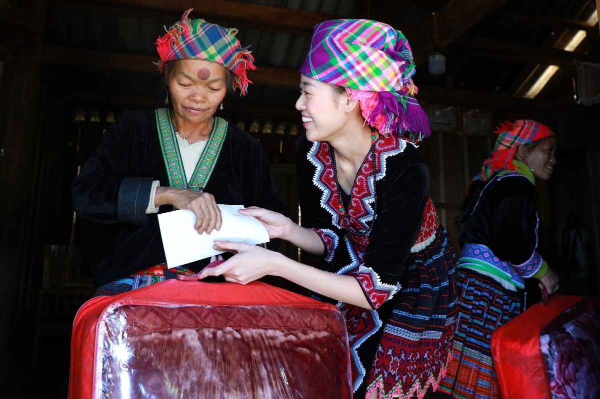 Khánh Vân trao quà từ thiện cho người dân địa phương