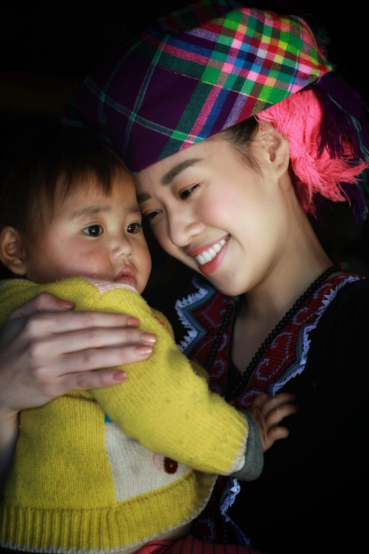 Trong ảnh, Hoa hậu Hoàn vũ Việt Nam tạo dáng cùng một em bé H'Mông cực kỳ đáng yêu