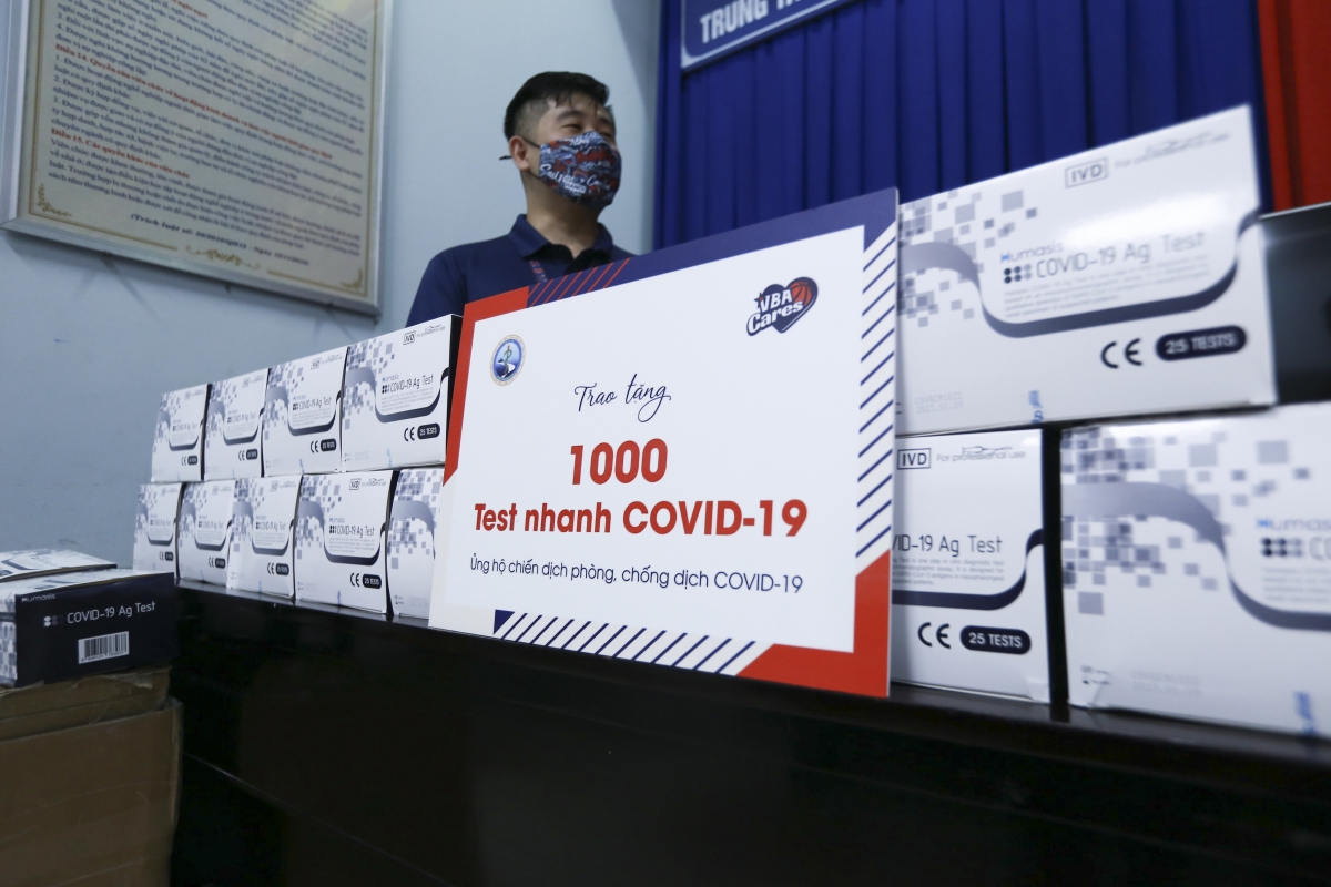 BTC VBA 2021 trao tặng 1000 test nhanh Covid-19 tới CDC Khánh Hòa