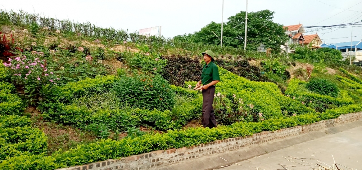 Cựu chiến binh Nguyễn Phú Thắng hài lòng bên vườn hoa xanh, sạch đẹp