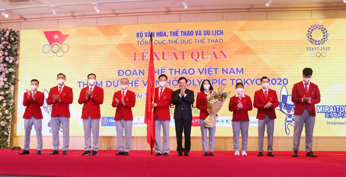 Phó Thủ tướng Phạm Bình Minh trao lá cờ Tổ quốc cho lãnh đạo Đoàn TTVN