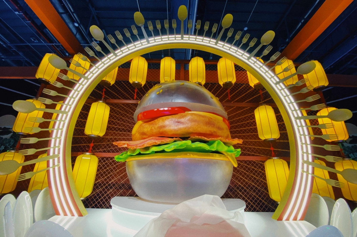 Chiếc bánh burger trong suốt được làm từ công nghệ tương lai và tốt cho sức khỏe, một trong những sản phẩm sáng tạo trưng bày tại Taobao Market Festival 2021