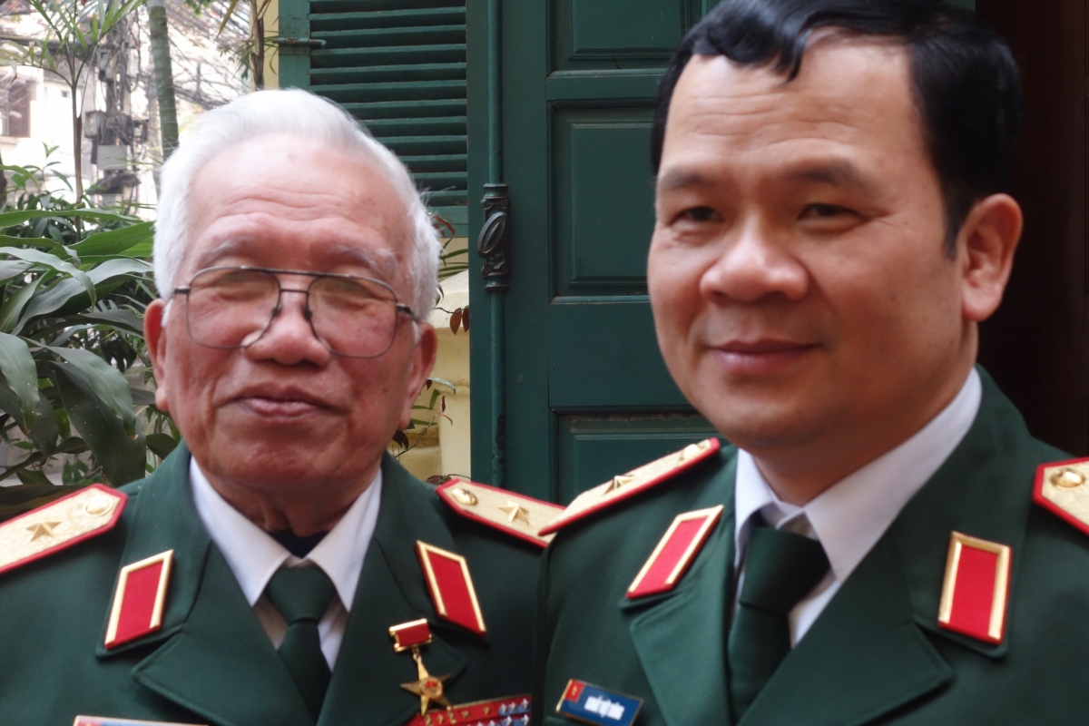 Trung tướng Khuất Duy Tiến và con trai, trung tướng Khuất Việt Dũng (phải)