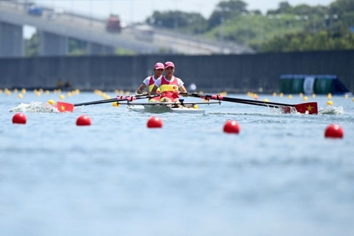 Lường Thị Thảo và Đinh Thị Hảo về đích thứ 4 ở heat 2 vòng loại nội dung thuyền đôi nữ đôi mái chèo hạng nhẹ môn Rowing