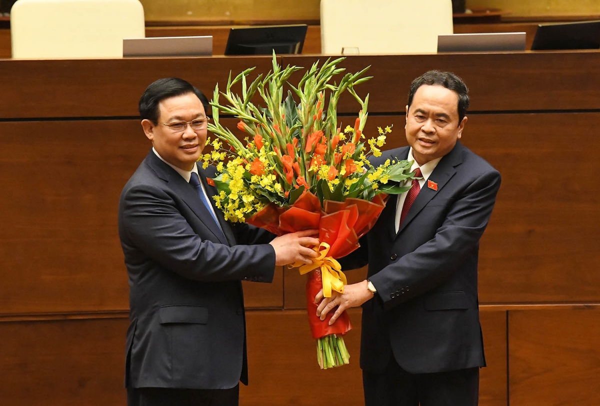 Thay mặt Quốc hội khóa XV, Phó Chủ tịch thường trực Quốc hội khóa XIV Trần Thanh Mẫn tặng hoa Chủ tịch Quốc hội Vương Đình Huệ tuyên thệ nhậm chức.
