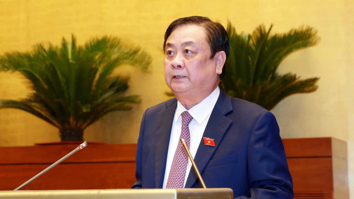 Bộ trưởng Bộ Nông nghiệp và Phát triển nông thôn Lê Minh Hoan trình bày Tờ trình về chủ trương đầu tư Chương trình mục tiêu quốc gia xây dựng nông thôn mới giai đoạn 2021-2025.