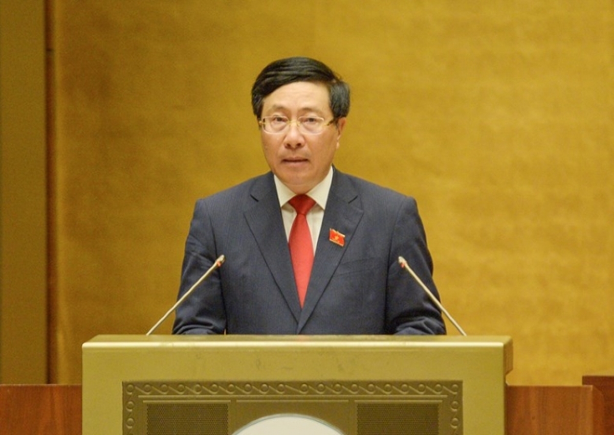 Phó Thủ tướng Chính phủ Phạm Bình Minh trình bày báo cáo tại Quốc hội