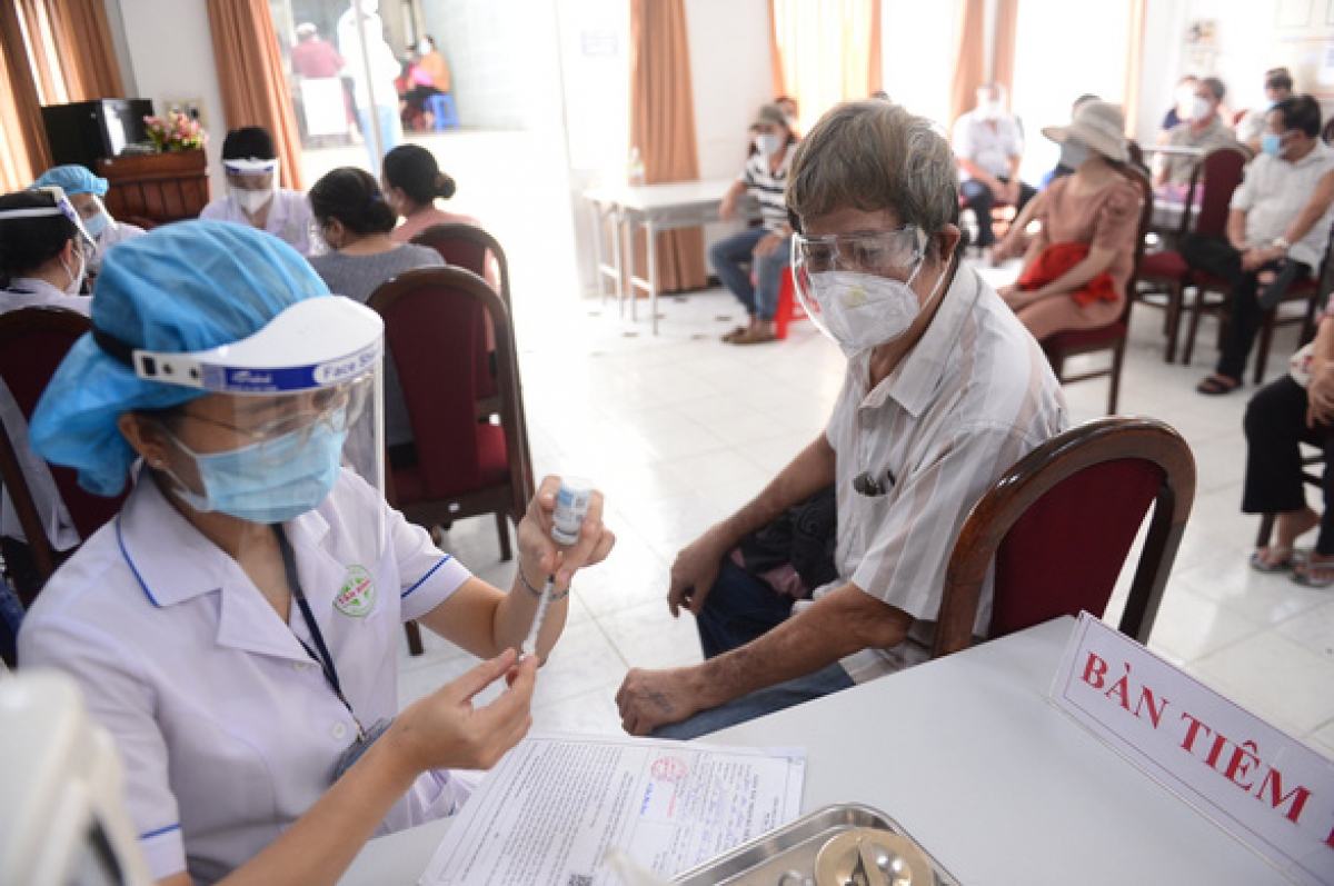 Tiêm vaccine cho người dân trên 65 tuổi tại BV Q.Tân Bình, TP.HCM sáng 29-7