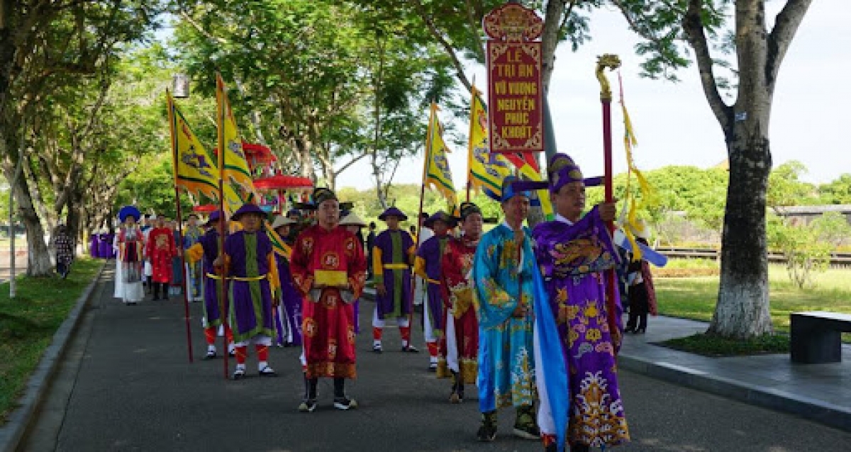Hàng trăm người mặc trang phục áo dài diễu phố trong lễ tri ân chúa Nguyễn Phúc Khoát tháng 7/2020. Ảnh: Internet