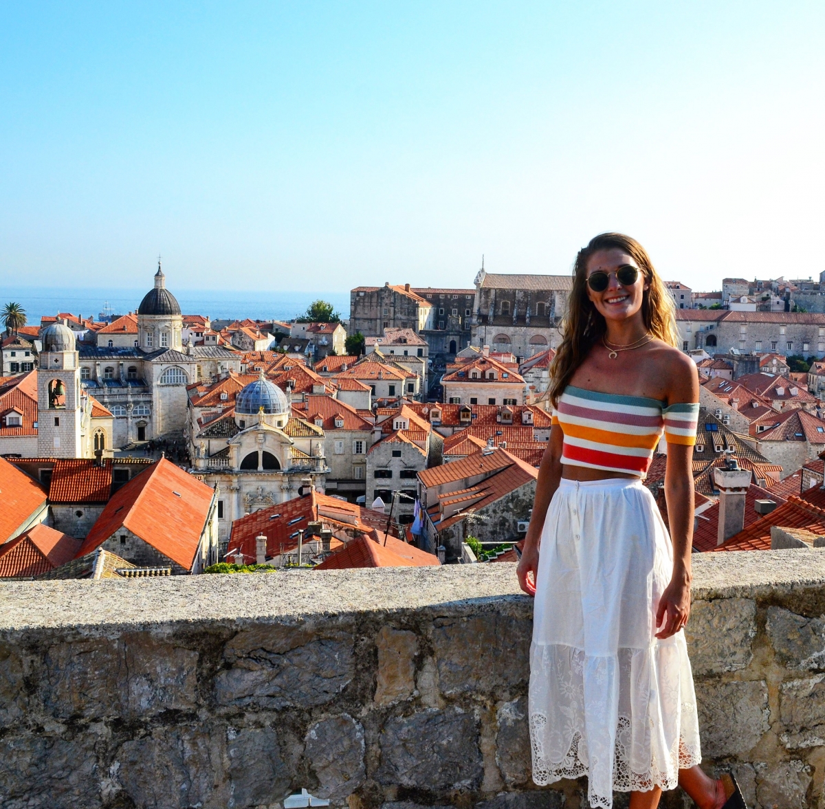 Lớp tường thành bao quanh, những ngôi nhà mái ngói đỏ là đặc trưng của Dubrovnik