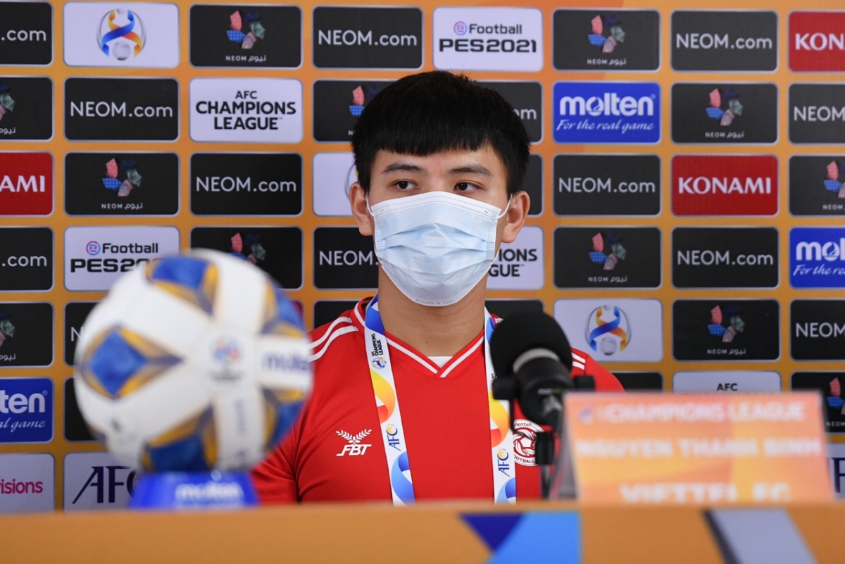 Thanh Bình trong cuộc họp báo trước trận gặp Kaya ở AFC Champions League