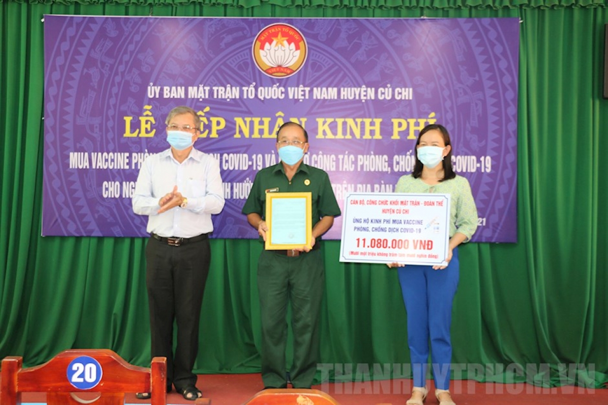 Đồng chí Huỳnh Văn Hoàng (đứng giữa), Chủ tịch Hội CCB huyện Củ Chi đại diện Cán bộ, công chức khối mặt trận, đoàn thể huyện đóng góp, ủng hộ cho Quỹ vắc xin Covid-19
