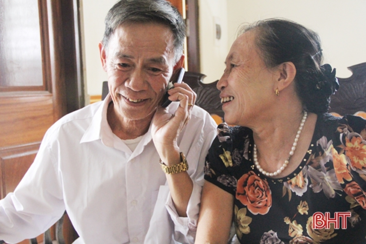 Vợ chồng ông Lâm, bà Lan thường xuyên nói chuyện điện thoại với con trai