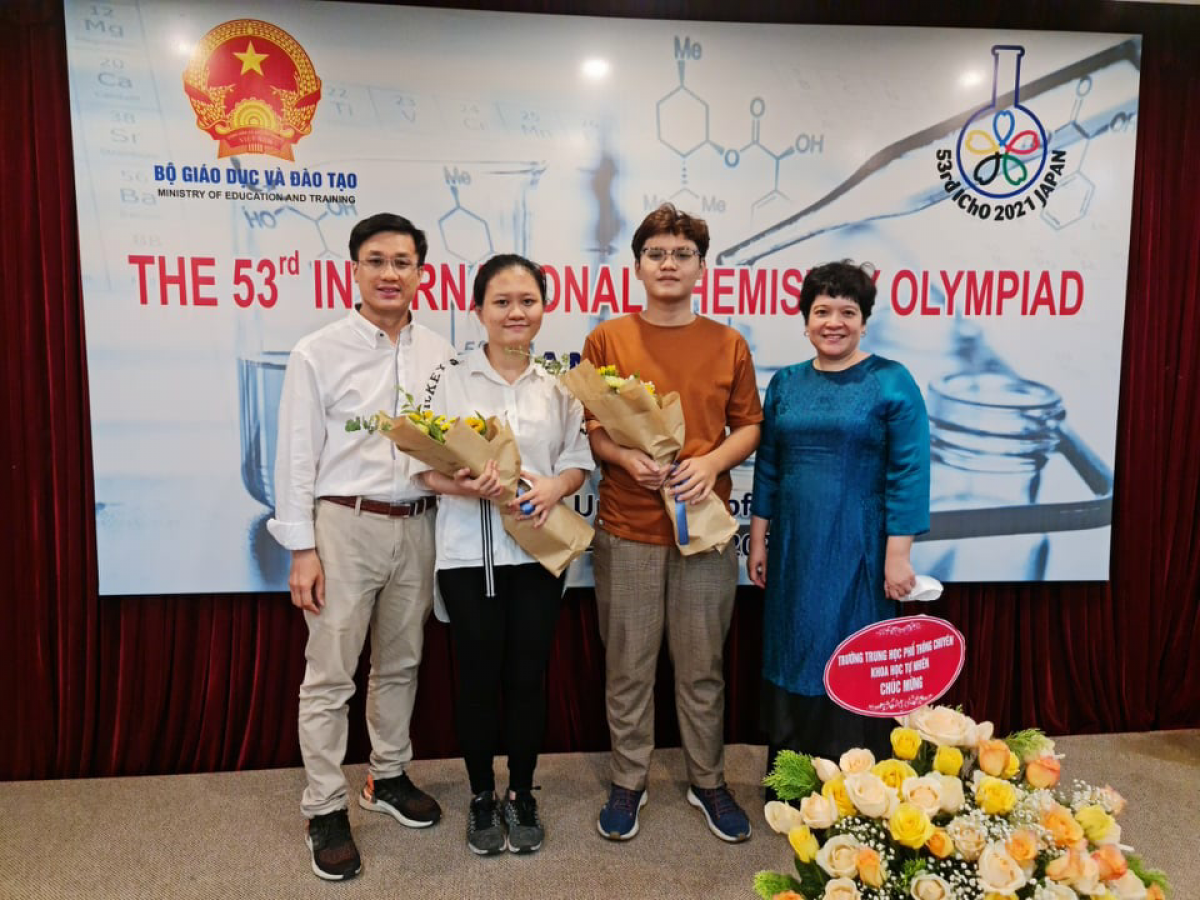 Hai học sinh Nguyễn Duy Anh, Nguyễn Lê Thảo Anh chụp ảnh cùng
thầy cô giáo Trường THPT chuyên Hà Nội - Amsterdam tại kỳ thi
Olympic Hóa học quốc tế năm 2021.