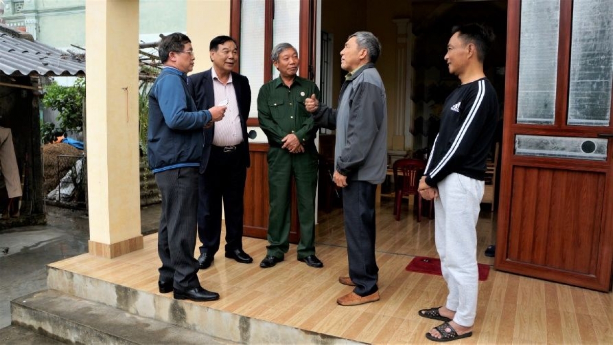 CCB Nguyễn Văn Tải (thứ hai bên phải) kể về ngôi nhà “Nghĩa tình đồng đội”. Ảnh: Hoàng Linh    