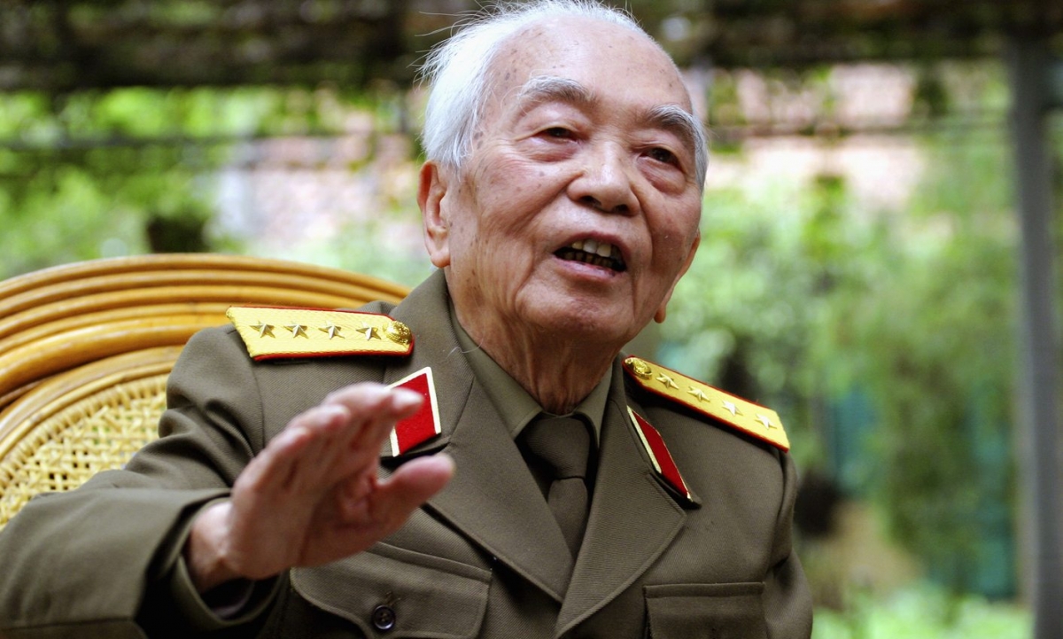 Hình ảnh Đại tướng, người “anh cả” của lực lượng vũ trang nhân dân Việt Nam
luôn sống mãi trong lòng nhân dân