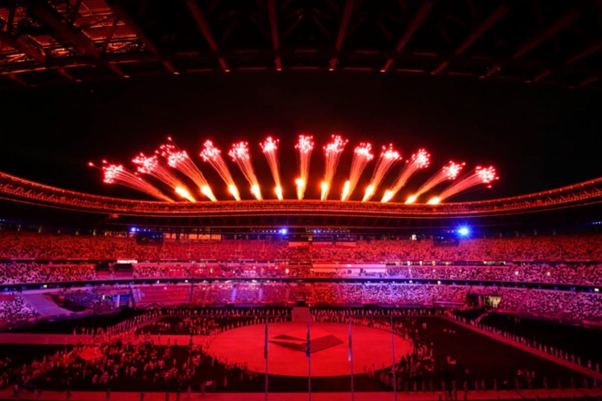 Lễ bế mạc Olympic Tokyo bắt đầu bằng màn pháo hoa rực rỡ