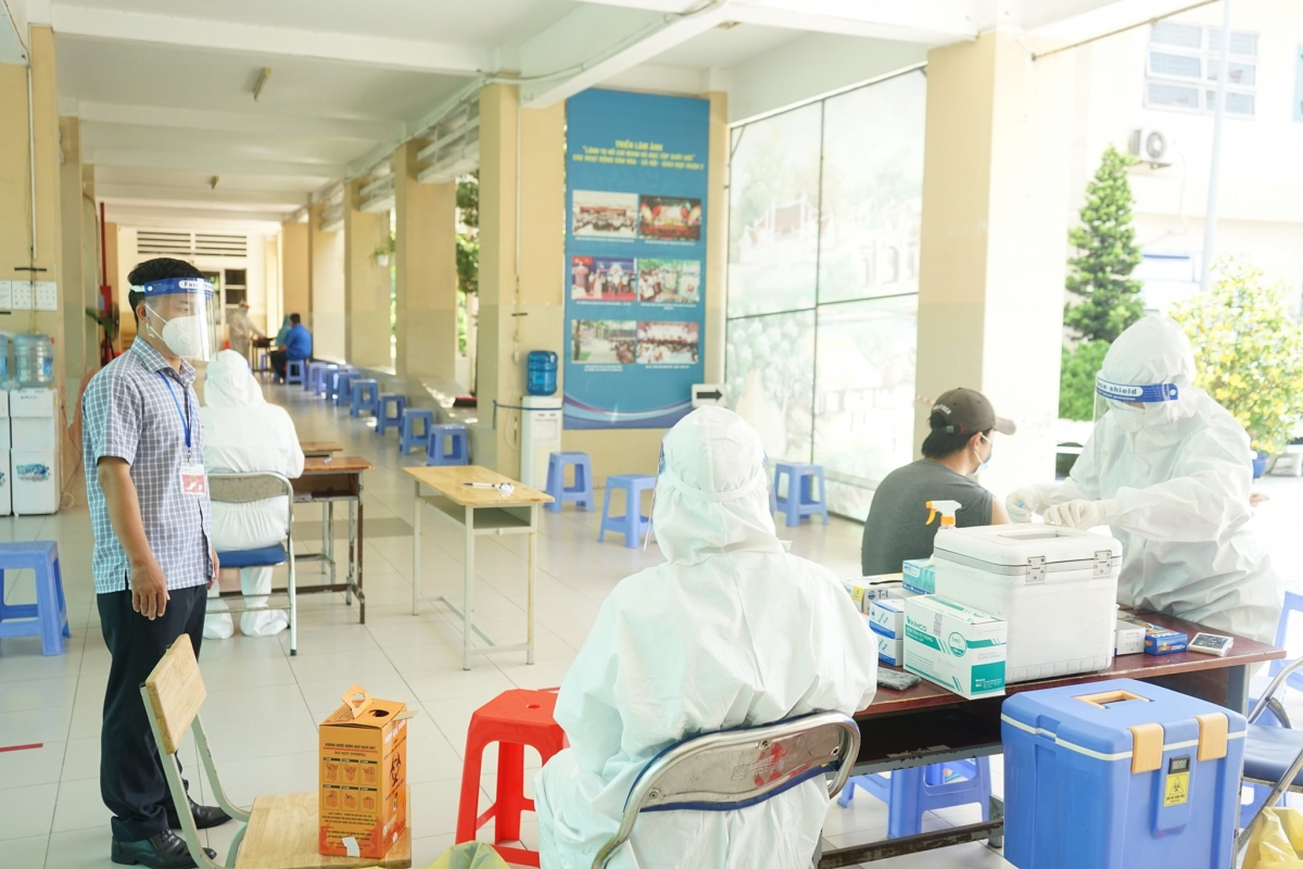 Điểm tiêm vaccine Vero Cell tại trường THCS Lương Định Của (phường Thạnh Mỹ Lợi, TP. Thủ Đức)