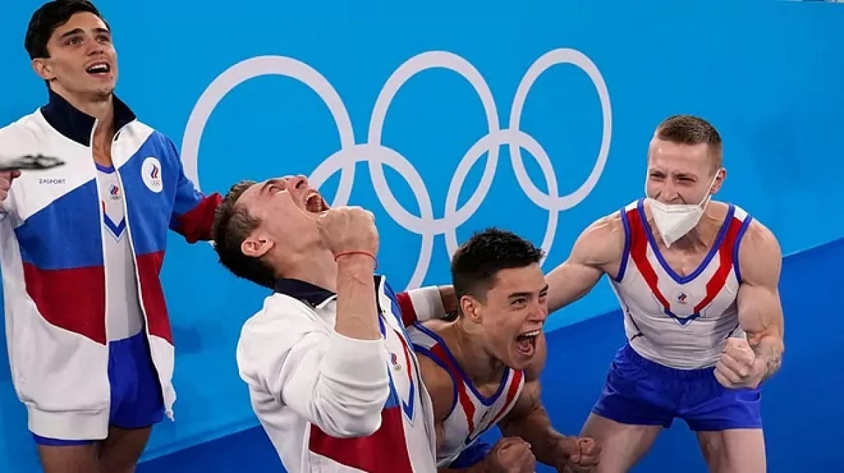 Niềm vui của đội tuyển nam thể dục dụng cụ Nga khi giành huy chương vàng. Ảnh: EFE
