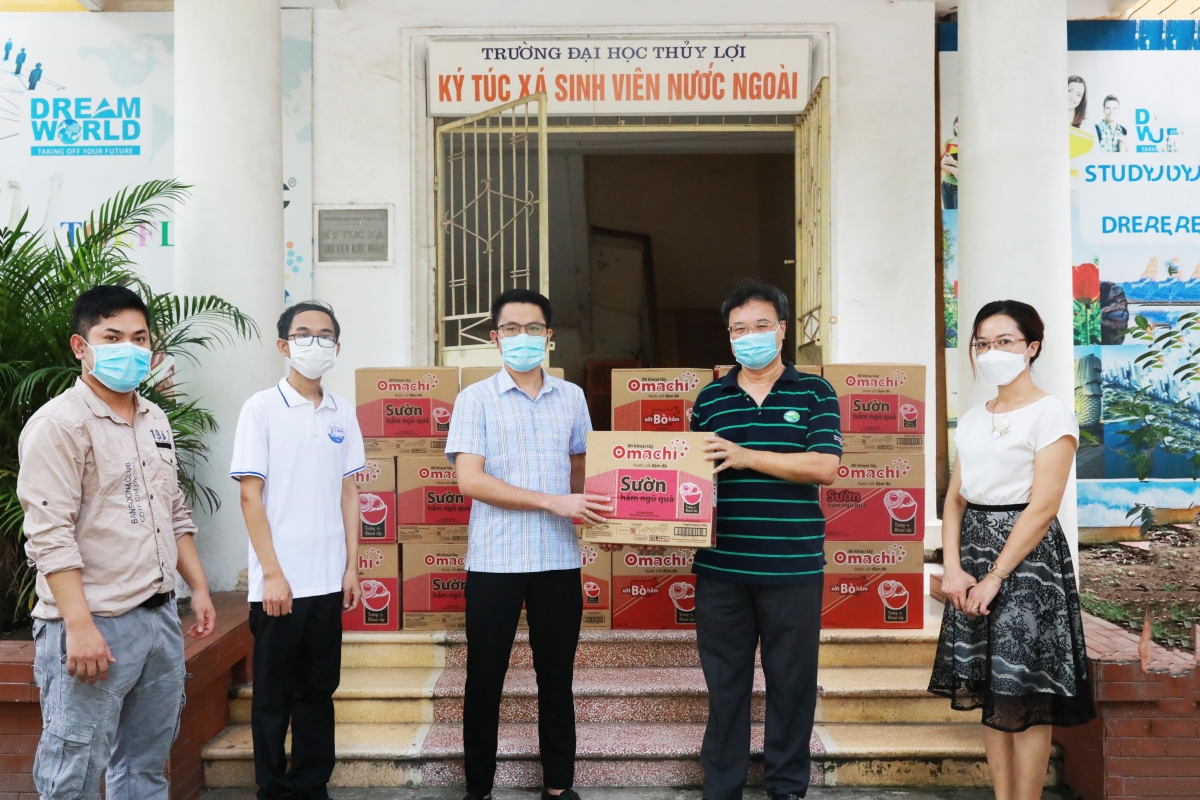 PGS. TS Nguyễn Cảnh Thái, Phó hiệu trưởng, Trưởng Ban chỉ đạo phòng, chống dịch Covid-19 (Trường Đại học Thủy Lợi) tặng quà cho Lưu học sinh